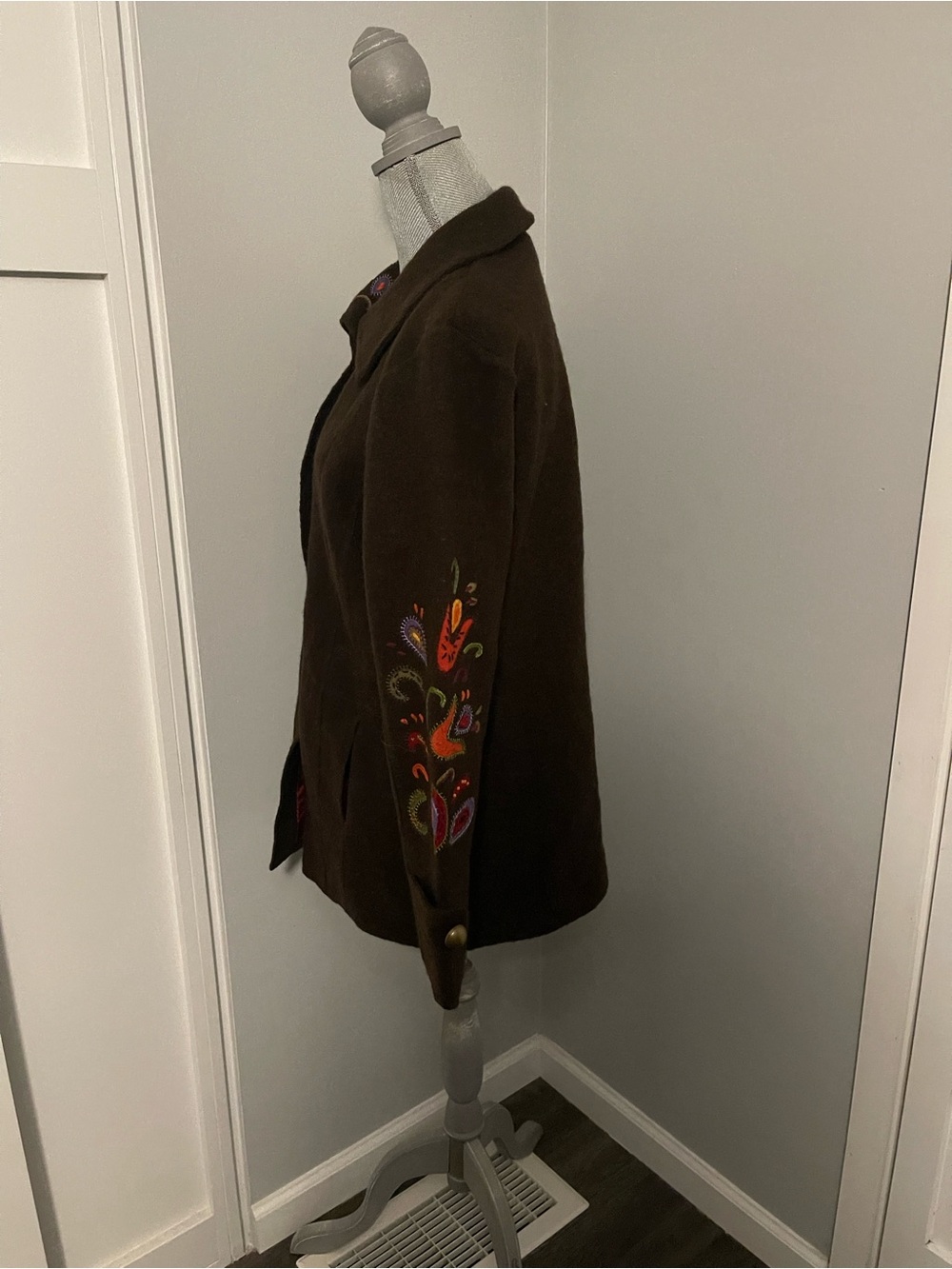 Icelandic Designs Brown Wool Embroidered Coat – Size M - Picture 6 of 7